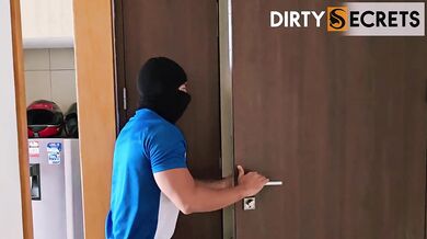 MY BIG ASS GIRLFRIEND FUCKS UNKNOWN GUY WHO ENTERS UNINVITED TO THE HOUSE