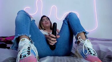 Blonde College Girl After Class Stress Relief - Messy Jeans Squirt