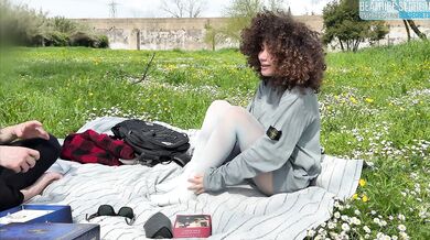 Ci tocchiamo in pubblico al parco, lui mi tocca il seno ed io il cazzo. Andiamo a casa e mi scopa