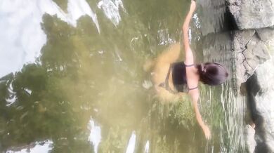 MORENA SALPICA EL RÍO CON FEROZ DESEO