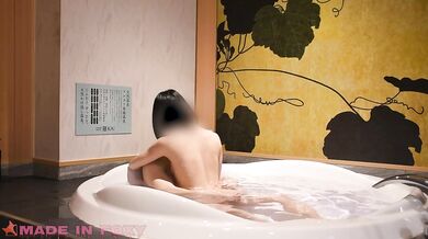 Japanese girlfriend squirts while having sex in the bath