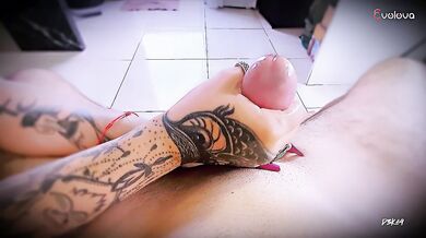 d3k69's tight tattooed hands fuel furious handjob