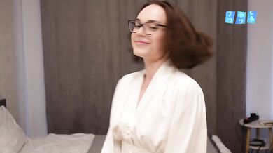 Sexy realtor sold an apartment and got a dick in her cheek