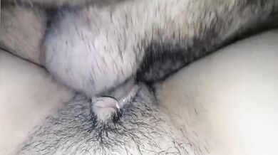 A oscuras por sus papás, me follo a mi novia