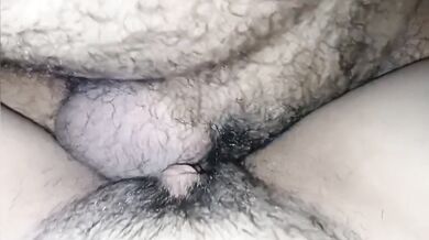 A oscuras por sus papás, me follo a mi novia