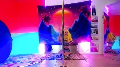 STRiPPER POLE DANCiNG