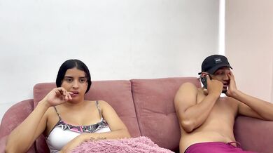 le doy una dura follada a la muer de mi amigo mientras el descansa