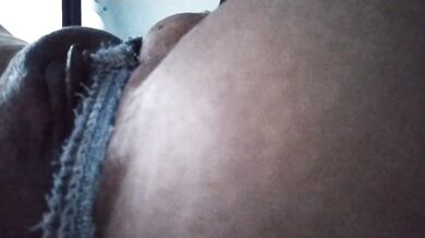 Mi Vagina hinchada recién depilada en el trabajo