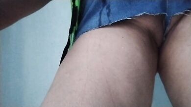 Mi Vagina hinchada recién depilada en el trabajo