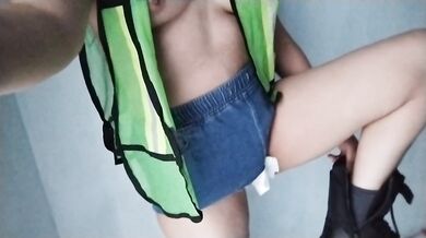 Mi Vagina hinchada recién depilada en el trabajo
