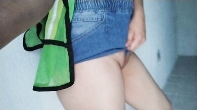 Mi Vagina hinchada recién depilada en el trabajo