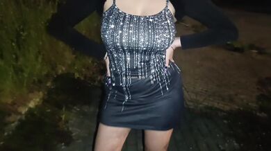 AMATEUR DOGGING ITALY - SLUTTY WIFE SUCKS COCK IN THE PARKING LOT
