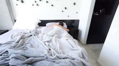Tuve una gran erección cuando vi a mi hijastra mientras dormía en ropa interior