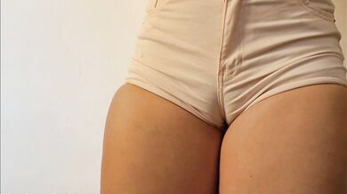 Gostosa de micro short sem calcinha