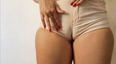 Gostosa de micro short sem calcinha