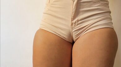Gostosa de micro short sem calcinha