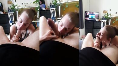 Elle prend son goûter