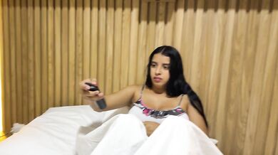 Latina de escasos recursos no tiene como pagar la reparacion a chico desconocido y le paga con una rica follada