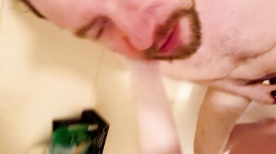 Bathtub pussy licking