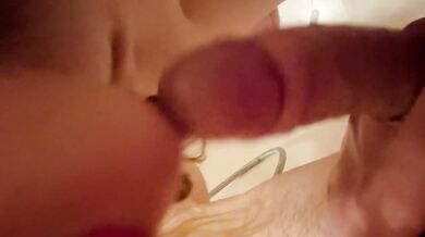Bathtub pussy licking