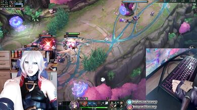 Briar Playing LoL With Her Feet… and it actually worked