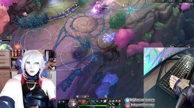 Briar Playing LoL With Her Feet… and it actually worked