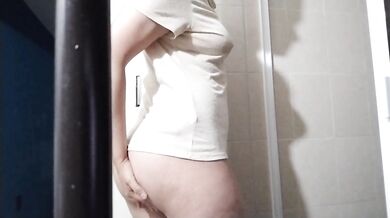Juego con mi vagina y pies traviesos en la cama