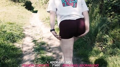 Ballade en bord de mer et exhib de mon cul en legging