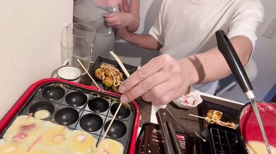 宅飲み　たこ焼きを焼きながらオッパイ揉みまくり
