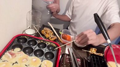 宅飲み　たこ焼きを焼きながらオッパイ揉みまくり