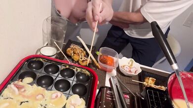 宅飲み　たこ焼きを焼きながらオッパイ揉みまくり