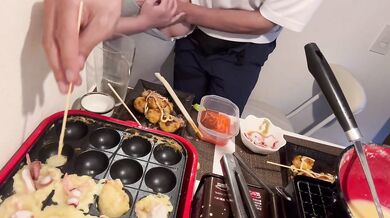 宅飲み　たこ焼きを焼きながらオッパイ揉みまくり