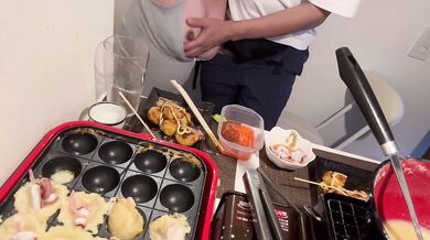 宅飲み　たこ焼きを焼きながらオッパイ揉みまくり