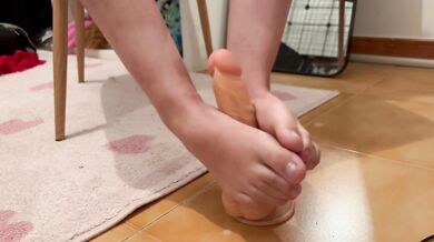 Geiler Domina joi Footjob für Fußsklaven