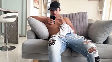 Mi cornudo marido esta distraido y su mejor amigo si sabe como es follarme hasta correrme a chorros.