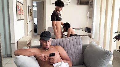 Mi cornudo marido esta distraido y su mejor amigo si sabe como es follarme hasta correrme a chorros.