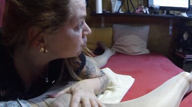 Sie reißt meine Nylons auf und…….