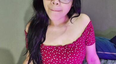 JOi - Branquinha de vestido curto te dá instruções pra você gozar!!