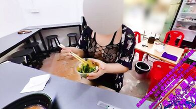 穿着情趣内衣在路边小饭店吃饭