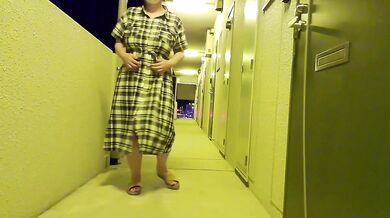 イヤらしくオナニーする人妻