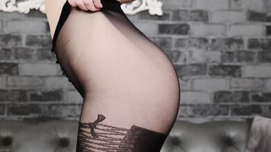 Pantyhose fetishists & Vivian's gorgeous ass