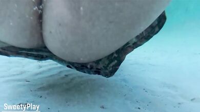 Creampie underwater - Stranger cum inside my pussy on the beach