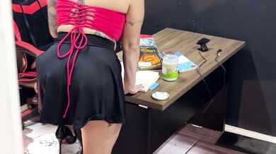 Secretária no Escritório: Close Up no Anal Apertado POV & Estocadas no Cu - Ela Reagiu com Cara de Louca