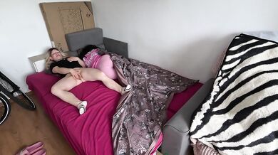 Gorąca nastolatka masturbuje się przy przyjaciółce i masuje jej pośladki (Część pierwsza)