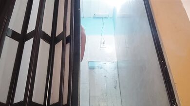 Transmisión en la ducha termina en squirt. Mírame en bragas.
