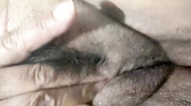 Madura se masturba con la mano