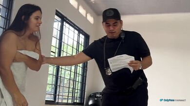Por el culo nooo, por favorr!! Milf culona folla sin condón con un policia corrupto