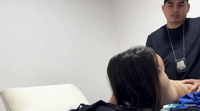 Por el culo nooo, por favorr!! Milf culona folla sin condón con un policia corrupto