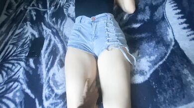 Cada que mi HERMANASTRA anda caliente viene a sacarme toda la leche