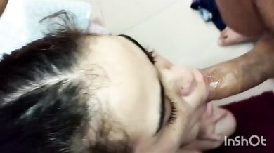 Mamada y gran corrida en la carita de una preciosa latina